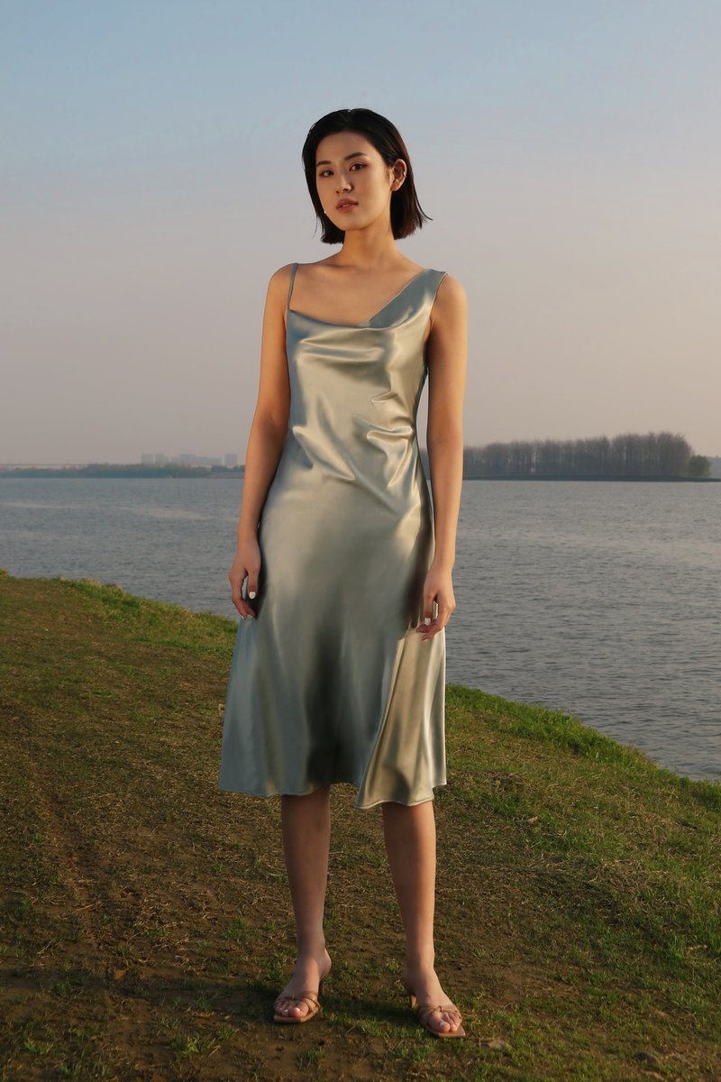 斜裁弹力醋酸连衣裙 不对称荡领深V露背性感百搭礼服 - 洋装/连衣裙 - 其他材质 绿色