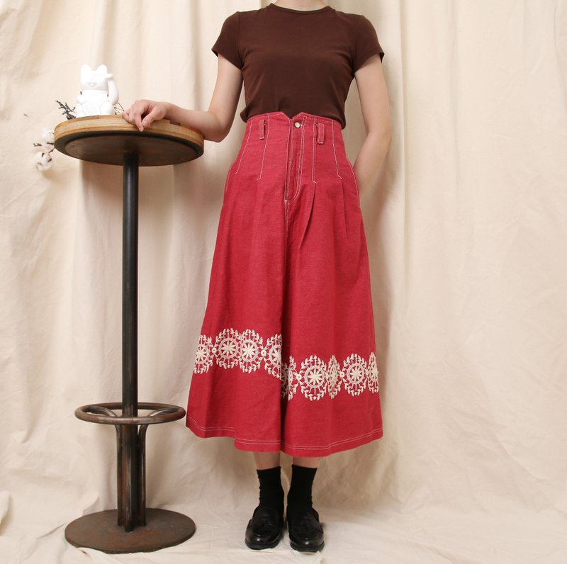 Back to Green:: 经典裙 水洗红 刺绣下摆图腾 vintage skirt - 裙子 - 棉．麻 