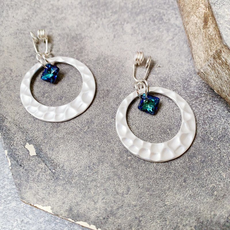 YLANG【星尘】简约造型耳环Swarovski水晶/艺术铜线 - 耳环/耳夹 - 其他金属 多色