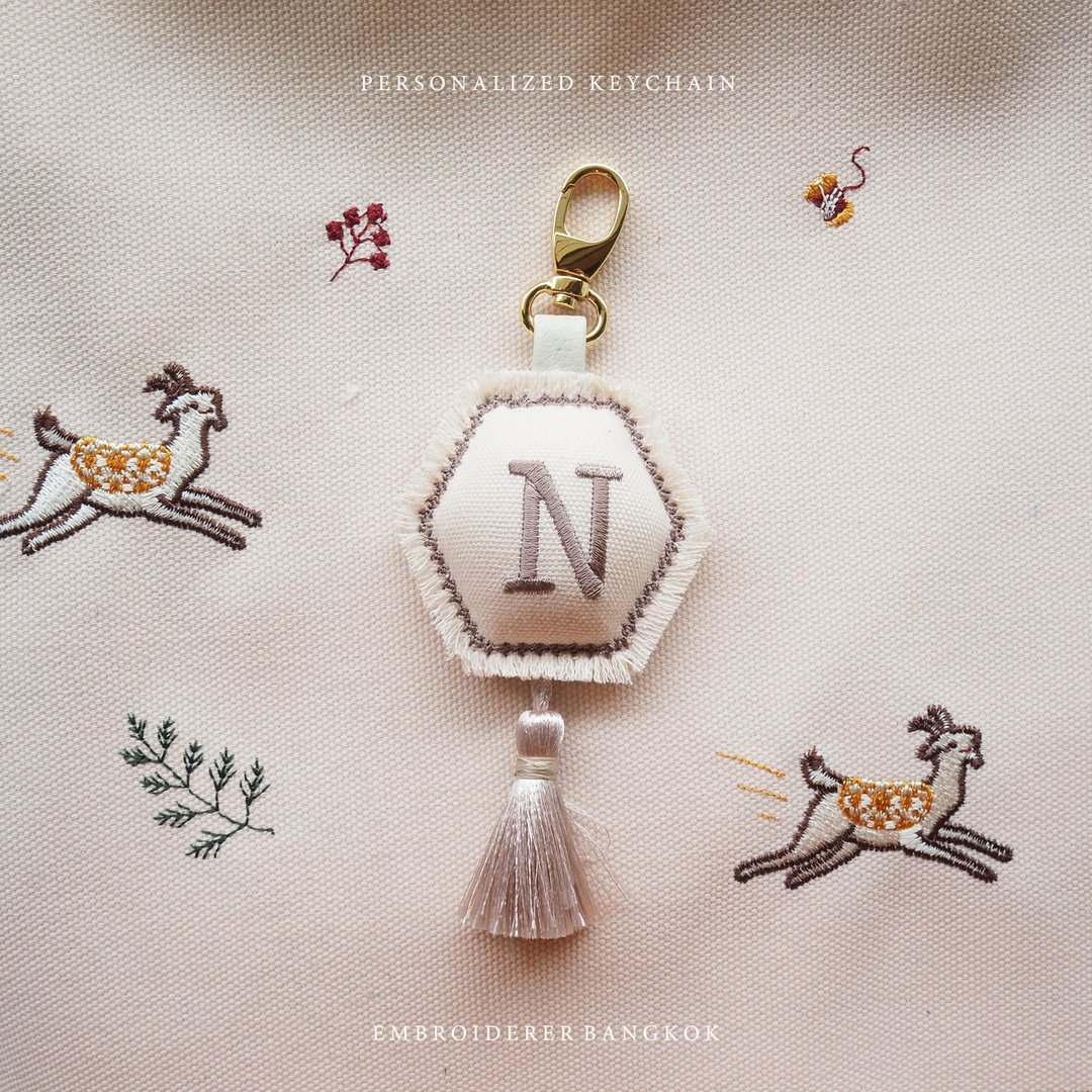 【客製化禮物】Embroiderer personalized keyring CREAM-BEIGE - 吊饰 - 绣线 白色