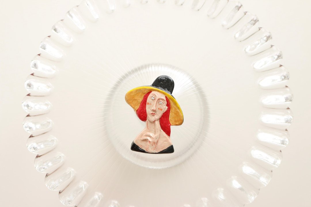 Ceramic Brooch Magnet The Woman in hat - 胸针 - 陶 蓝色