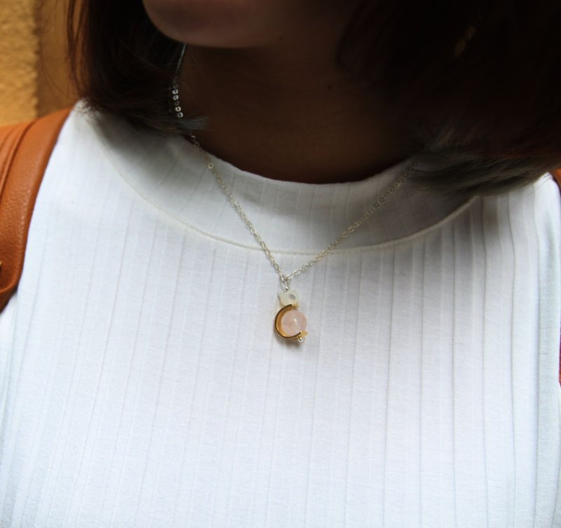 10mm 雕花粉晶 黄铜， 贝母猫 925 纯银颈链 10MM pink quartz  with cat shape mother pearl 925 silver necklace - 项链 - 宝石 粉红色