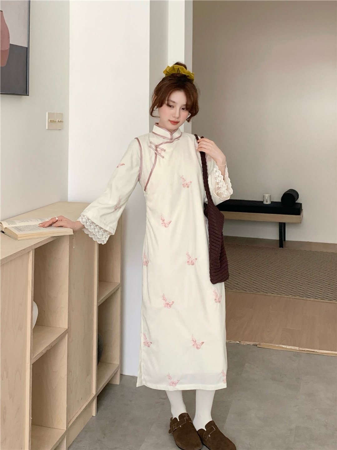 米白色 蝴蝶刺繡假兩件倒大袖加絨立領中式旗袍 過年春節連身裙 - 旗袍 - 聚酯纤维 白色