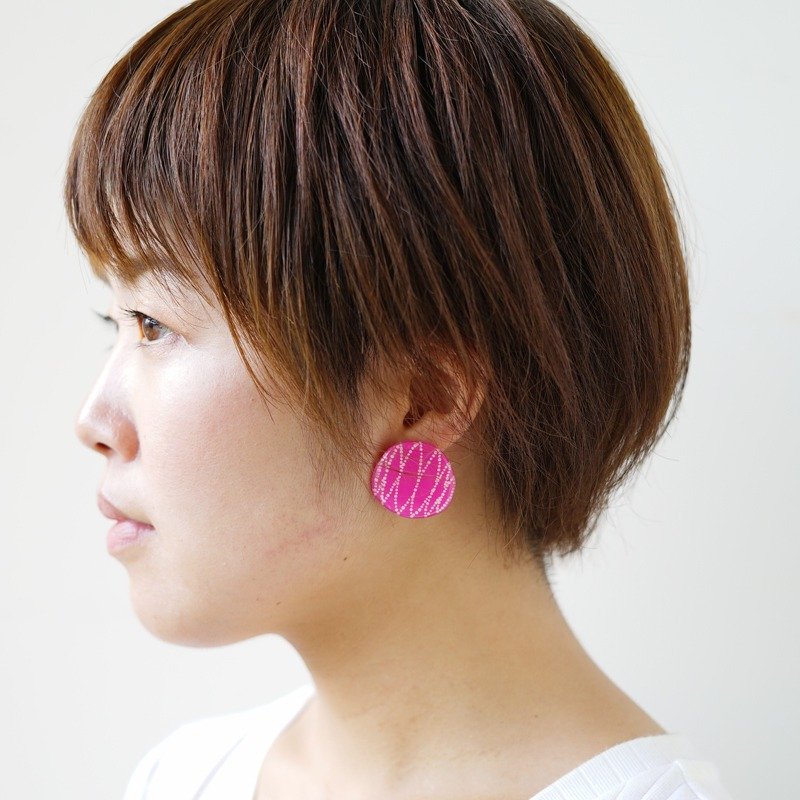 Hand-painted pointillist earrings (pink feathers) - 耳环/耳夹 - 塑料 红色