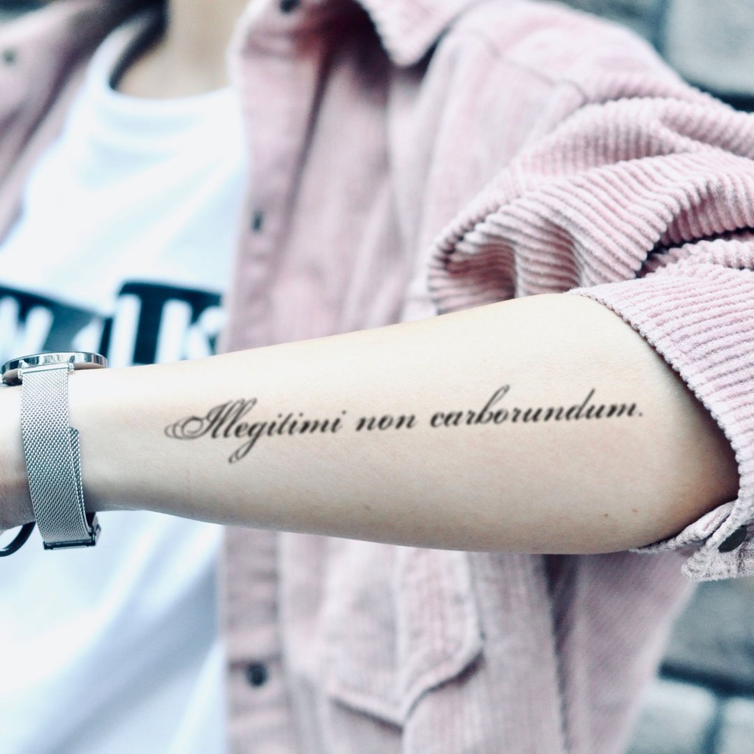 OhMyTat 拉丁Illegitimi Non Carborundum刺青图案纹身贴纸 (2张) - 纹身贴 - 纸 黑色