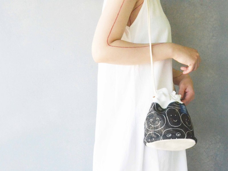 侧背水桶包 _ smile - 侧背包/斜挎包 - 棉．麻 黑色