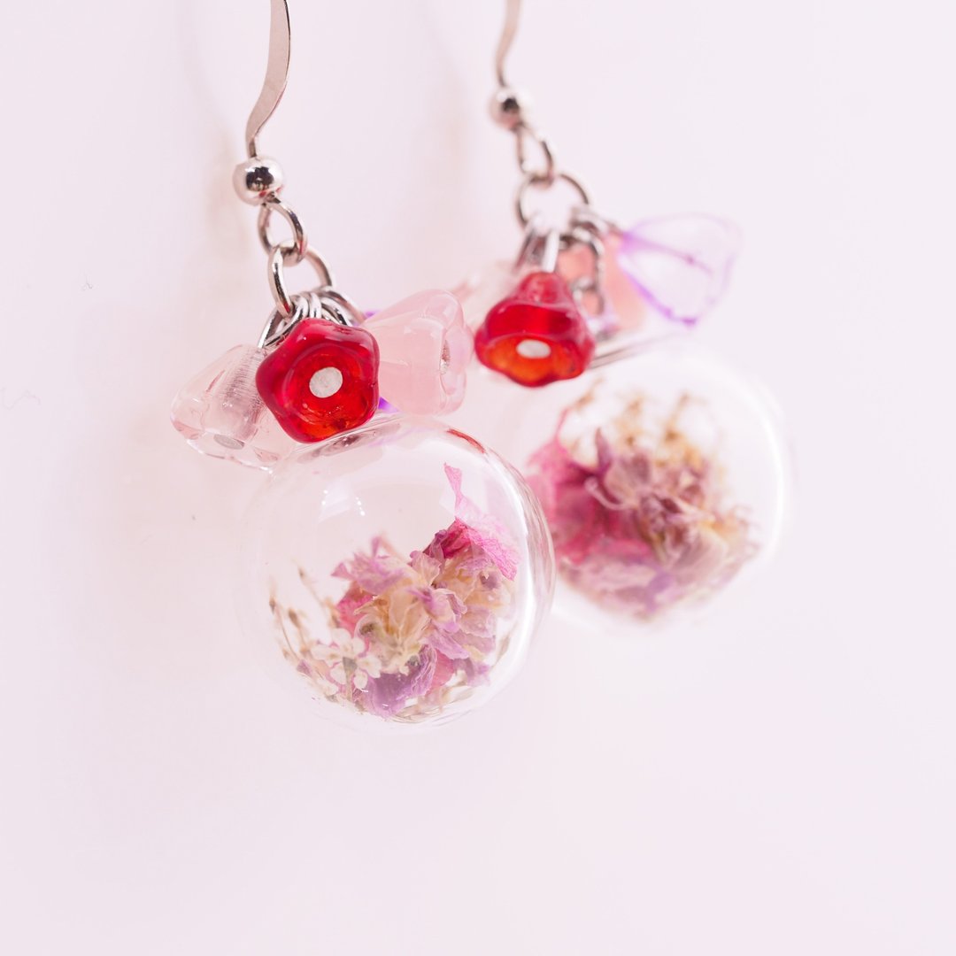 爱家作- OMYWAY 干花永生花玻璃球捷克人造琉璃珠耳环耳夹1.4cm - 耳环/耳夹 - 玻璃 红色