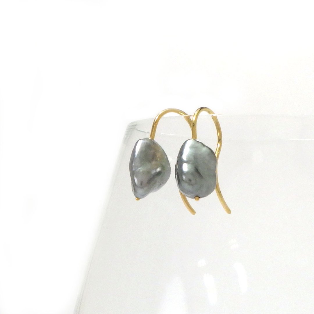 Black south sea keshi pearl hook earrings K18 yellow gold - 耳环/耳夹 - 珍珠 