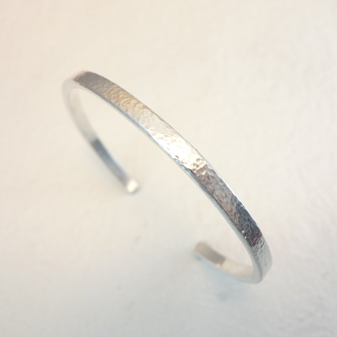 厚实感纯银锻敲手环 宽约4.5mm - 多种纹理可供选择 - 手链/手环 - 纯银 银色