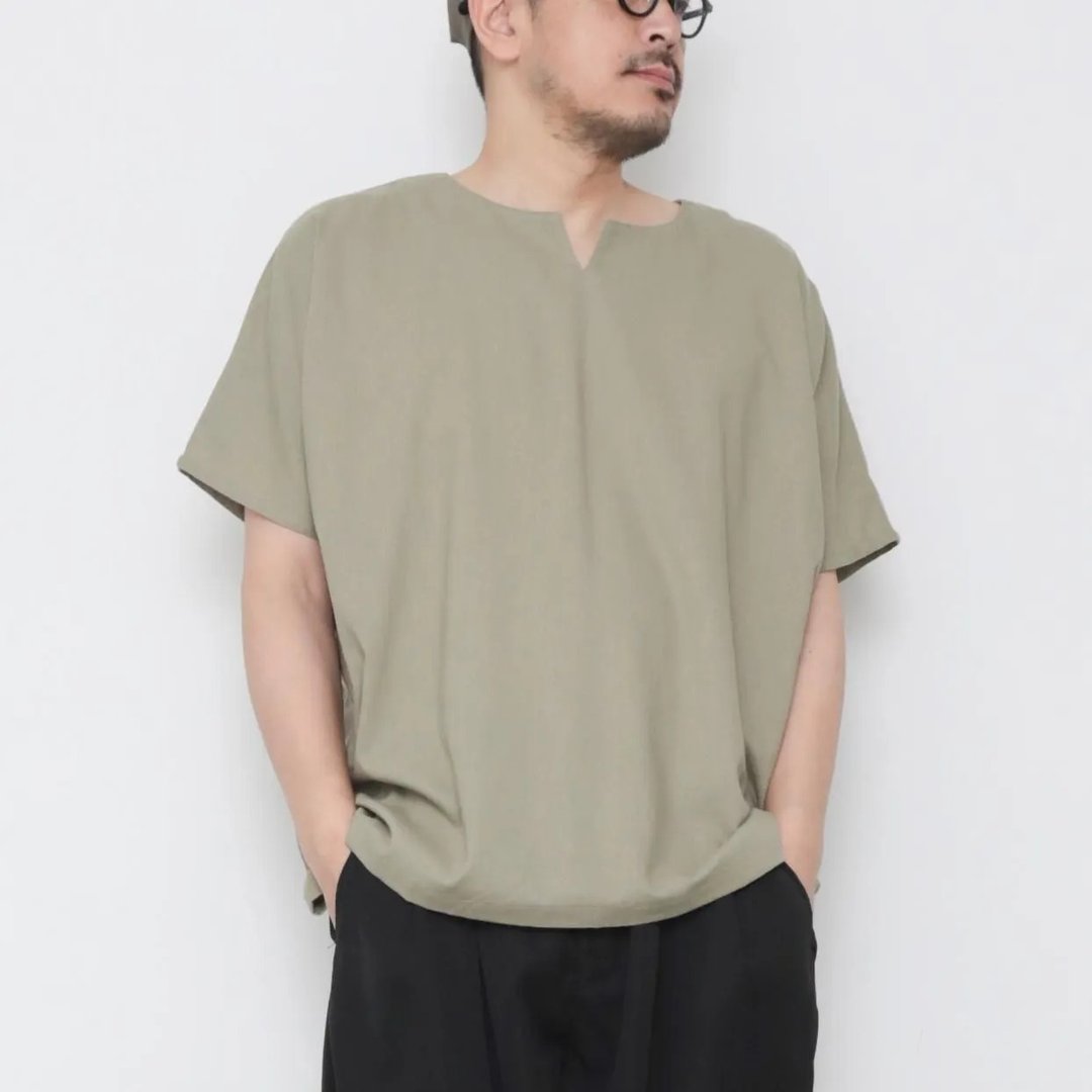 OMAKE.jp 中性钥匙领短袖上衣OtonShirt 卡其绿 - 男装上衣/T 恤 - 棉．麻 卡其色