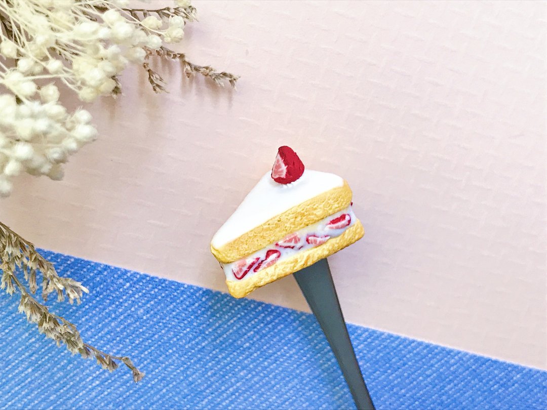 草莓鲜奶油蛋糕切片/ slice of creamy strawberry cake - 美食 - 粘土 红色