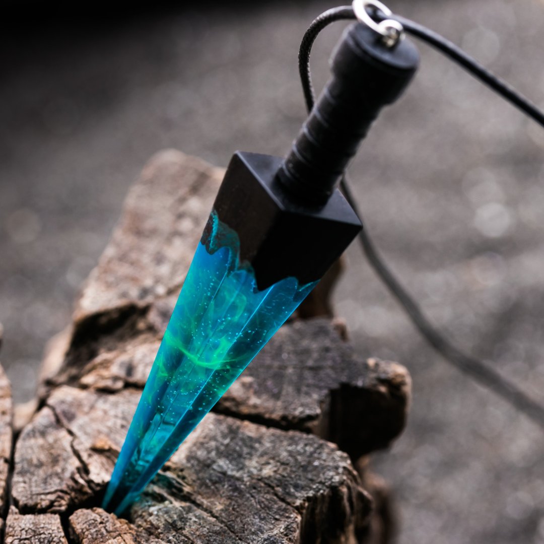 Pendant Crystal sword Polar Night glows in the dark - 项链 - 树脂 蓝色