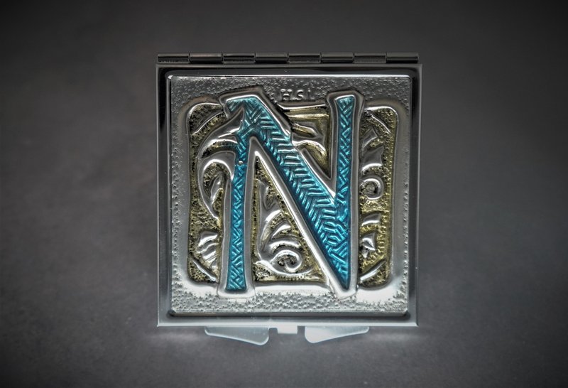 锡雕 个人专属字母  头文字N随身镜  随时整理仪容的好帮 - 名片夹/名片盒 - 其他材质 银色