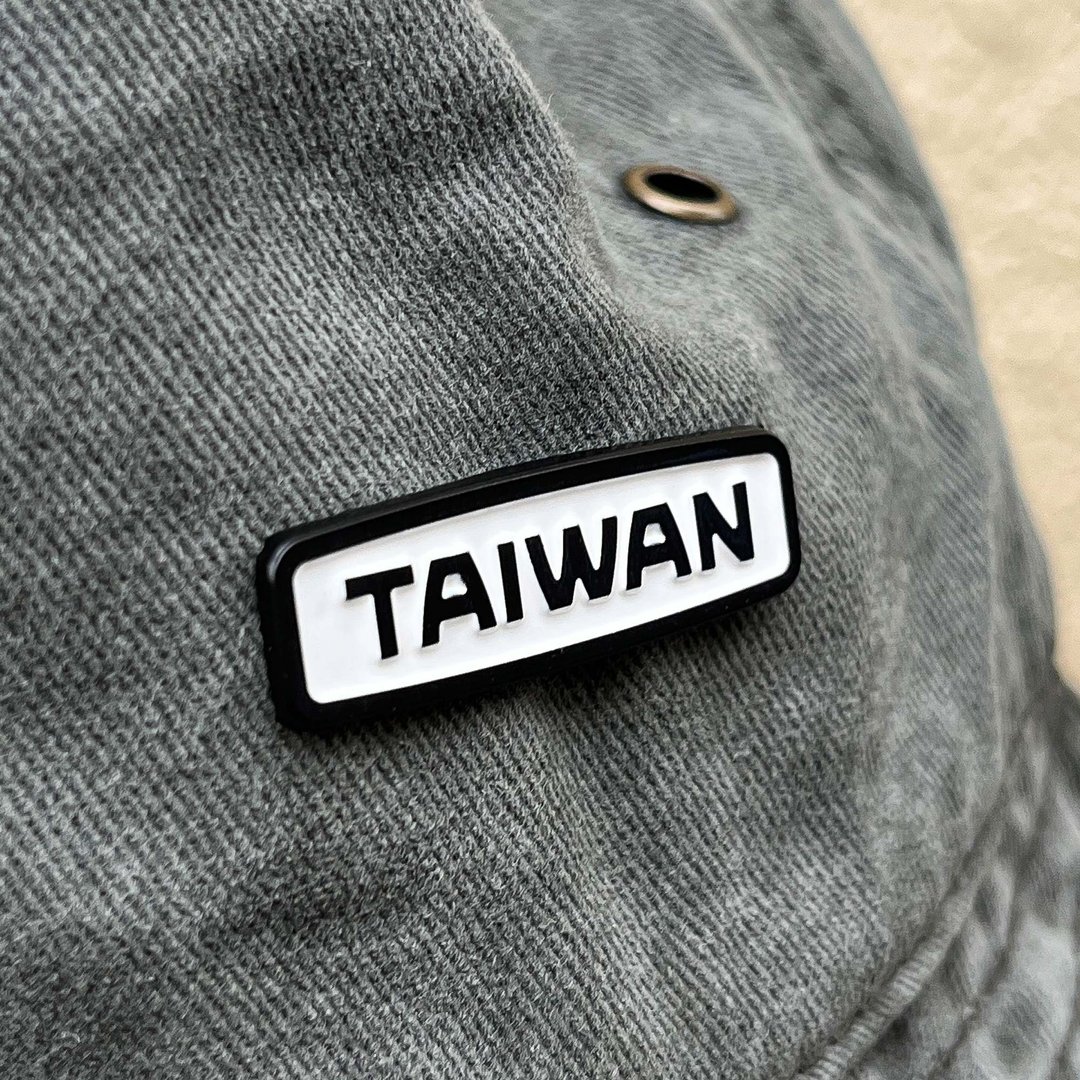 台湾原创手绘字体珐琅徽章 Taiwan Custom Type BURA Enamel Pin - 胸针 - 珐琅 黑色