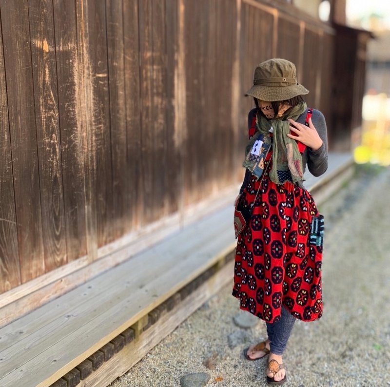 在红色背景上的Kasuri模式的和服翻新连衣裙 - 洋装/连衣裙 - 羊毛 红色