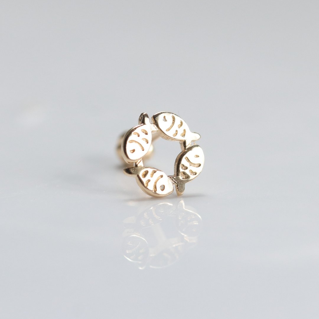 14K Fish Cycle Piercing 圆圈鱼锁珠耳环(单个)耳骨 耳窝 不退色 - 耳环/耳夹 - 贵金属 