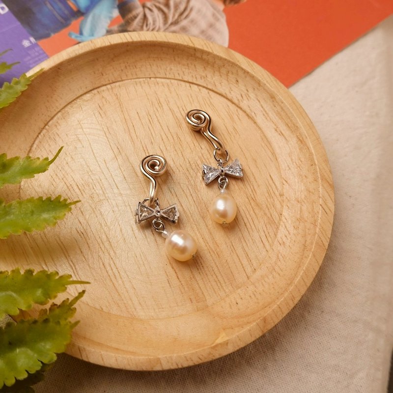 晶耀蝴蝶结珍珠 无痛耳夹 - 耳环/耳夹 - 其他金属 