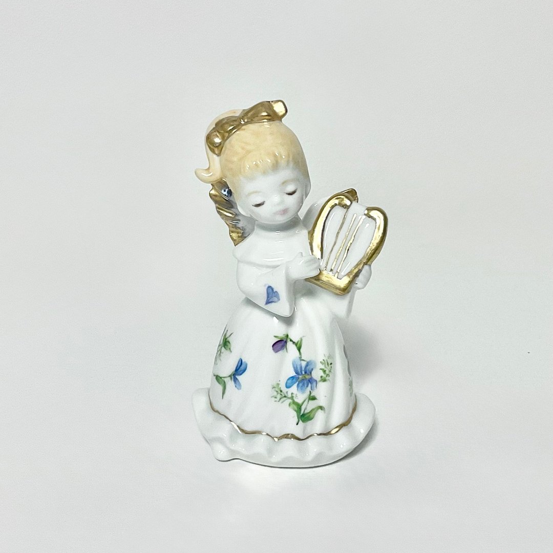Angel ornament with hand-painted violet dress(harp) - 玩偶/公仔 - 瓷 白色