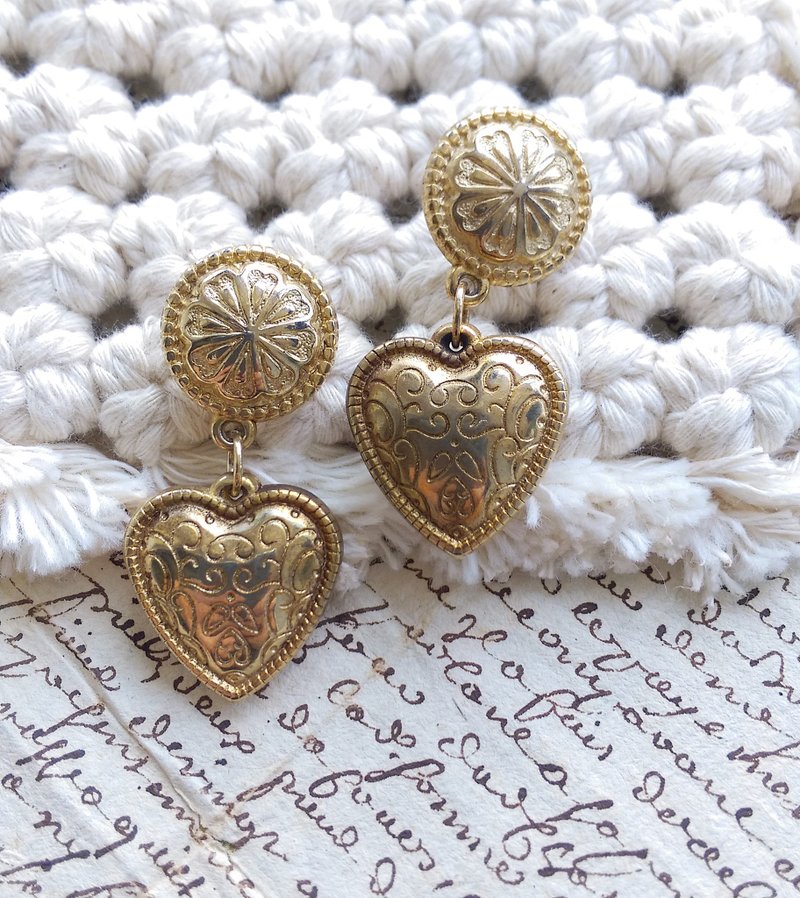 Vintage Jewelry 西洋古董饰品 金色调 雕纹 金爱心 针式耳环 - 耳环/耳夹 - 其他金属 金色