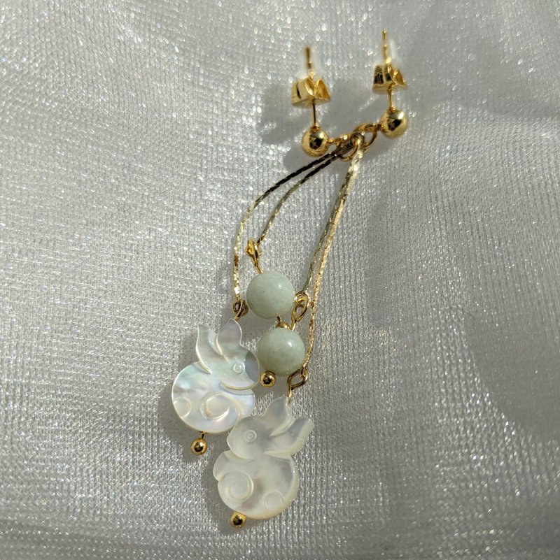 【5 月诞生石×天然贝壳】摇曳的兔子耳饰 - 带来幸福的天然石系列 - 耳环/耳夹 - 贝壳 白色