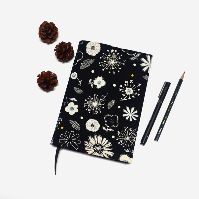 奔放的花-黑底 布书衣/布书套 可调式 - 书衣/书套 - 棉．麻 黑色