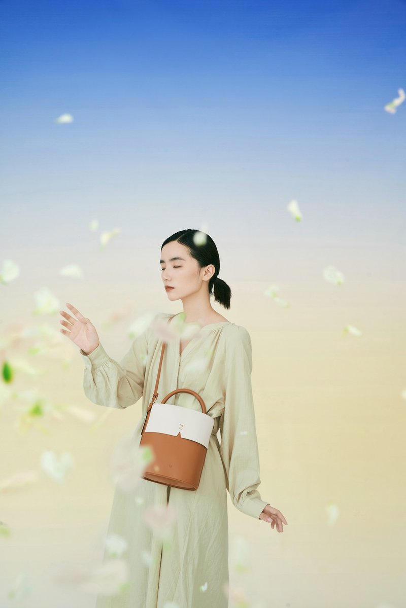 Gaia Bucket Bag 素皮革 水桶包 手提包 侧背包 浅棕色 x 米白色 - 侧背包/斜挎包 - 人造皮革 咖啡色