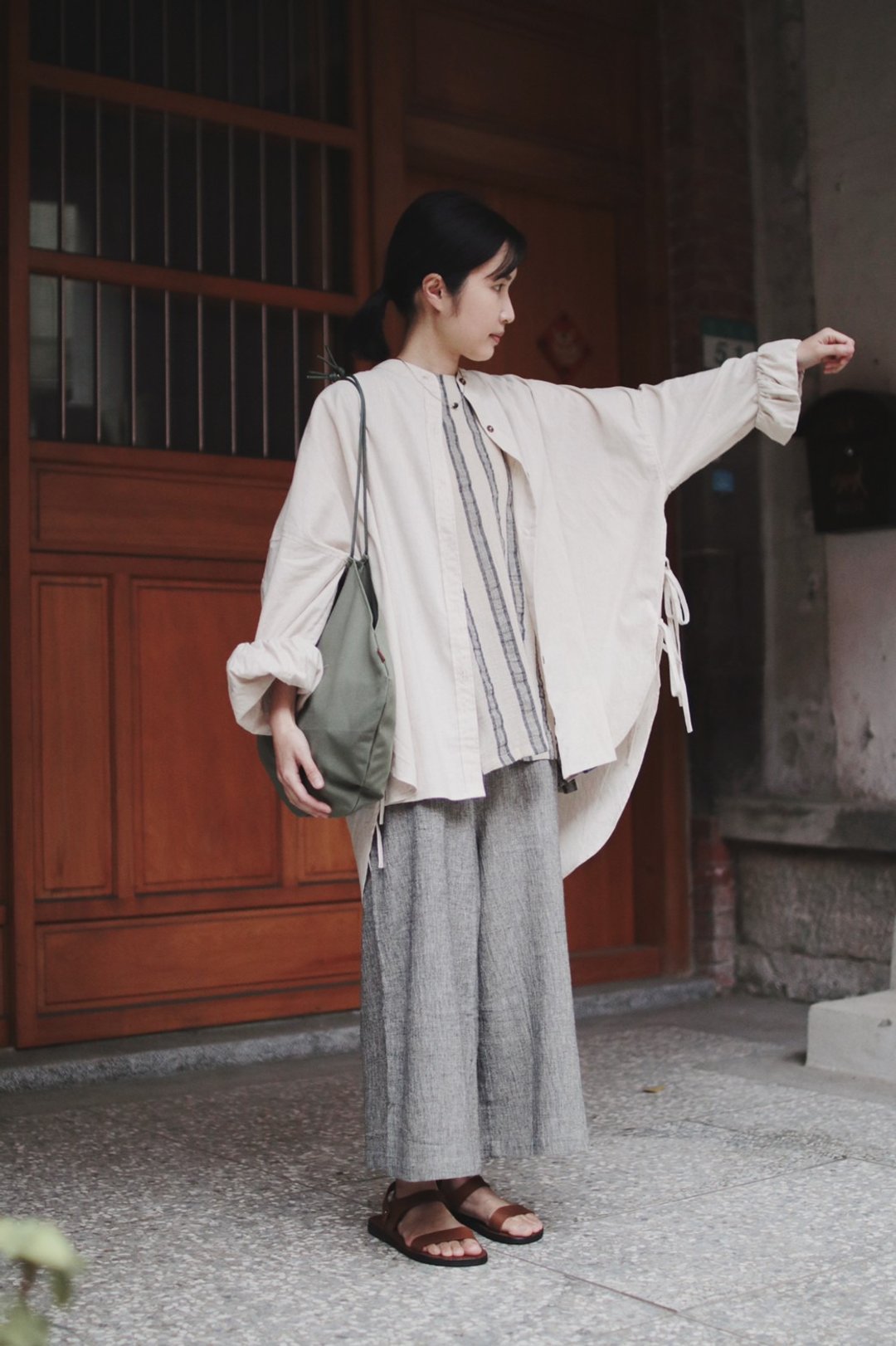 川 衣 WEAR BEING 两侧下摆绑带衬衫 米白 - 女装上衣 - 棉．麻 白色
