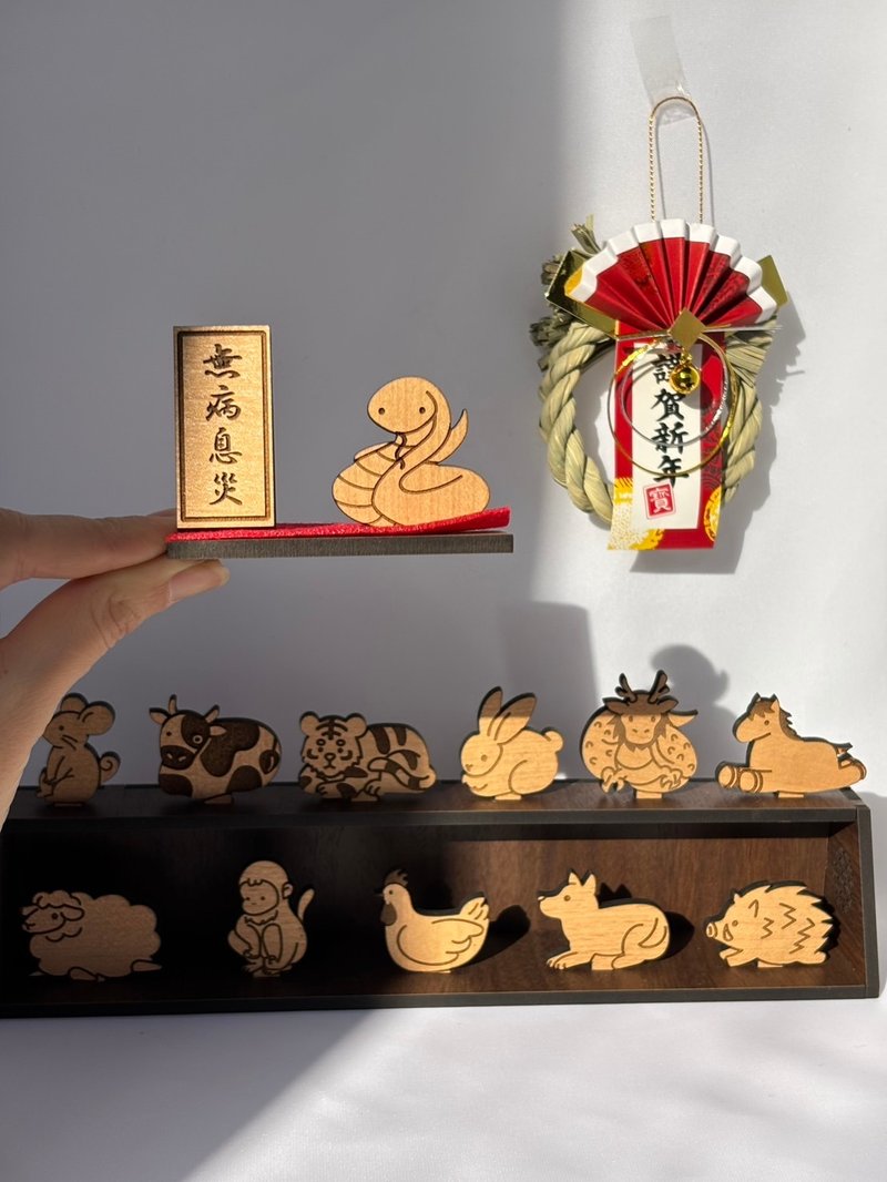 【可选立牌】吉祥生肖装饰品、生肖装饰品、摆饰、十二生肖、蛇、过年、新年装饰品、身体健康、家庭平安、学业有成、生意兴隆 - 摆饰 - 木头 咖啡色