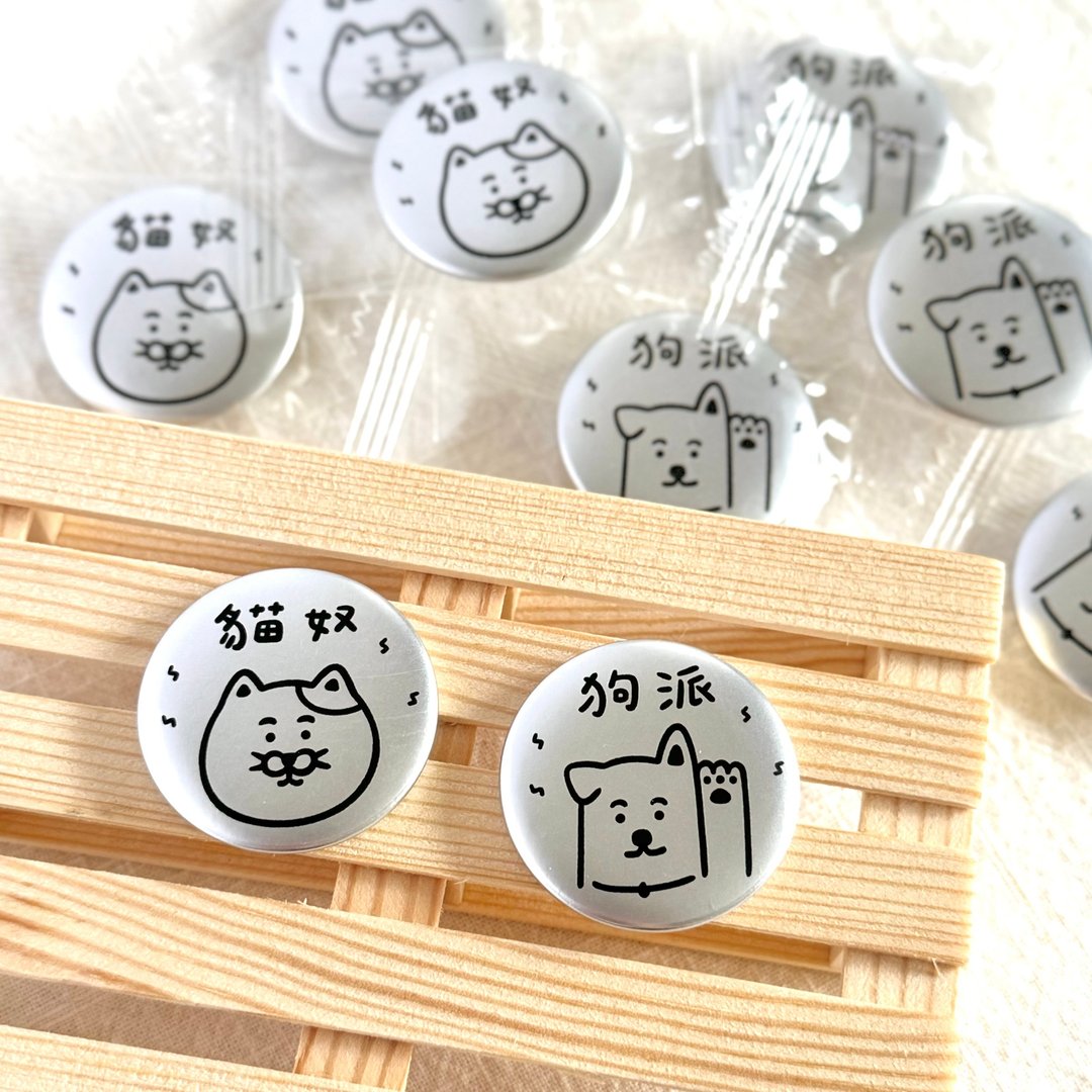 猫奴/狗派-银色荣誉胸章 - 徽章/别针 - 纸 银色