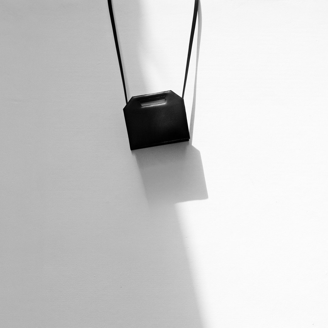 Micro Kontur - small minimalist structured leather bag - 侧背包/斜挎包 - 真皮 黑色