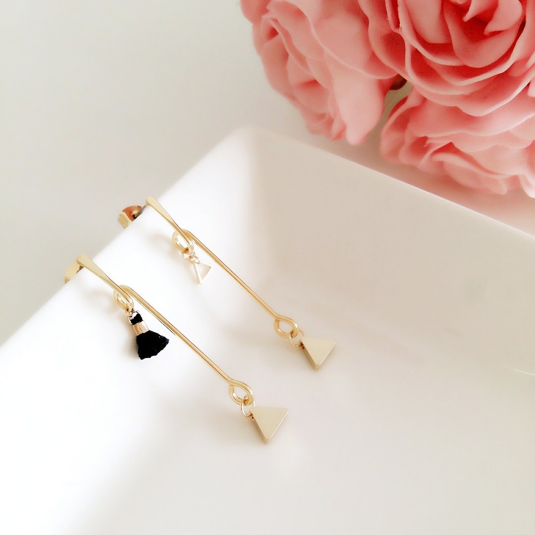 ::极简几何系列:: 简约个性几何三角形流苏不对称耳环 / ::Minimalist Geometric Collection:: Gold Plated Asymmetrical Triangle Geometric Minimalist Black Tassel Layered Drop Earrings - 耳环/耳夹 - 其他金属 金色