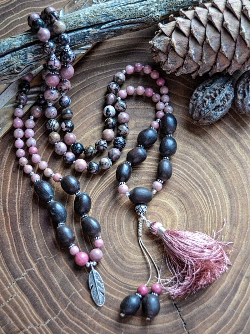 Rhodonite Mala 108 珠与莲花种子用于瑜伽和冥想念珠流苏 - 项链 - 半宝石 粉红色