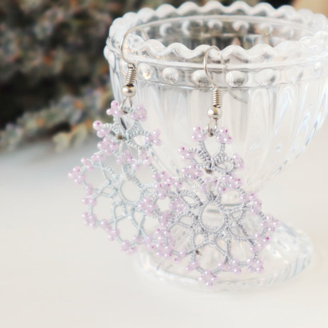 OYA Tatting lace Earrings - SNOW- Lavender Gray - 耳环/耳夹 - 其他人造纤维 灰色