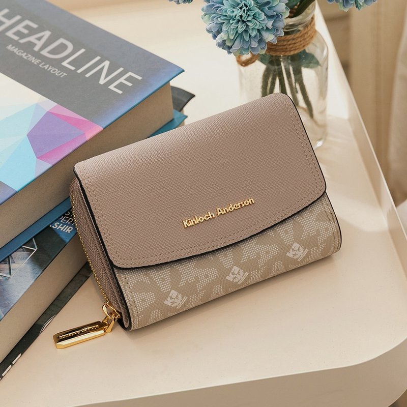 【金安德森】 Genevieve 经典老花折叠中夹-杏灰 - 皮夹/钱包 - 人造皮革 灰色