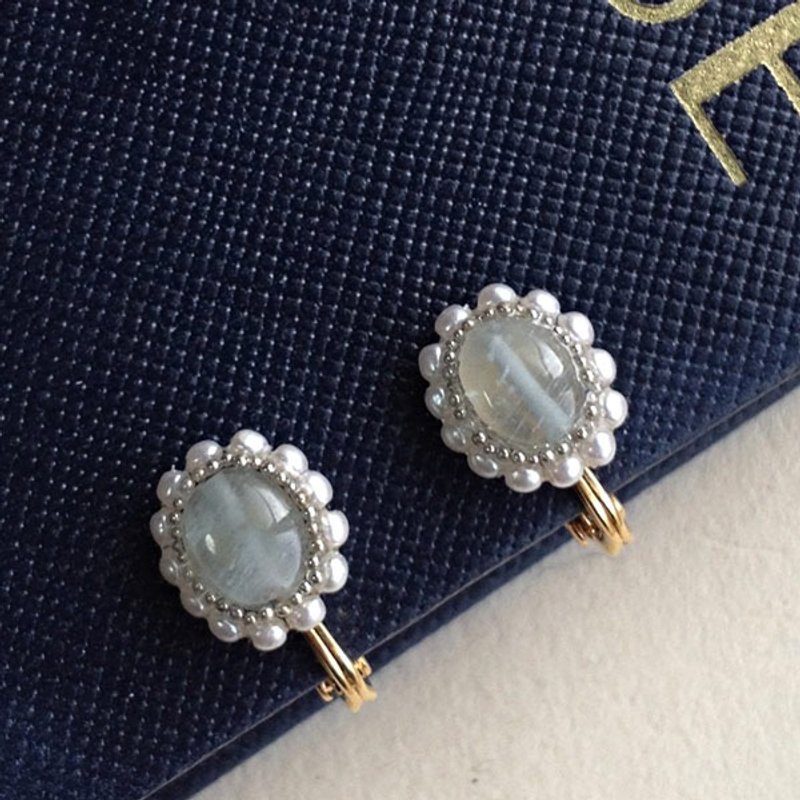 Oval ear clip of aquamarine and vintage pearl (ear hatch / nip type) [ii-477] - 耳环/耳夹 - 宝石 蓝色