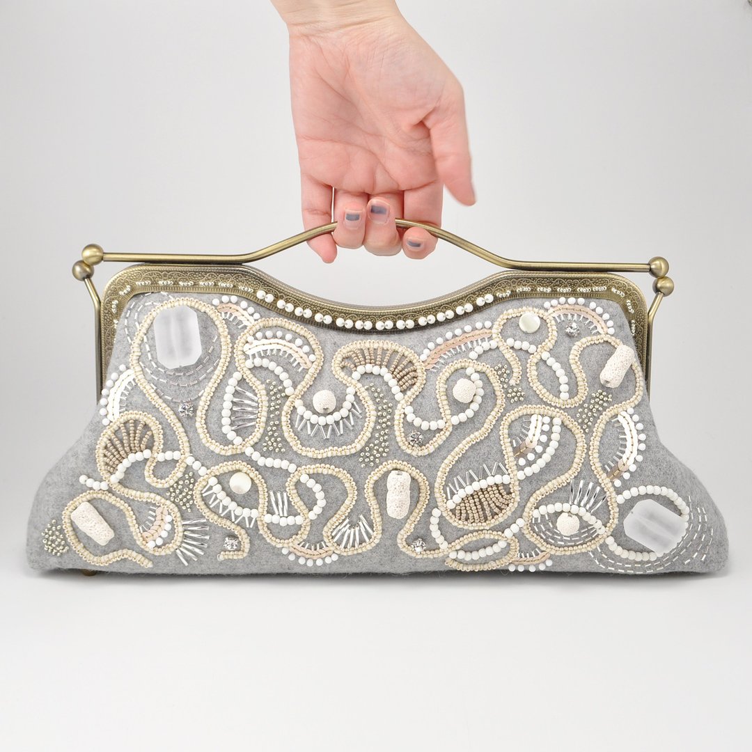 A kiss lock bag bag with a modified clasp Cold day - 手提包/手提袋 - 羊毛 灰色