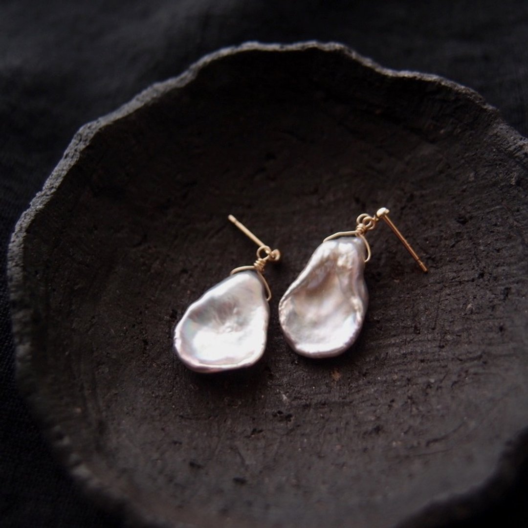 【K10YG】Petal Pearl Earrings・Gray 花瓣珍珠 圆形耳钉 - 耳环/耳夹 - 宝石 金色