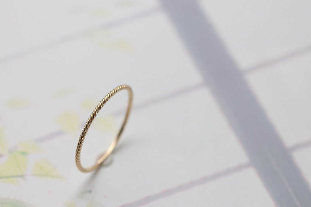 纯14K Tint Twist Ring 简约花卷线戒 - 戒指 - 贵金属 金色