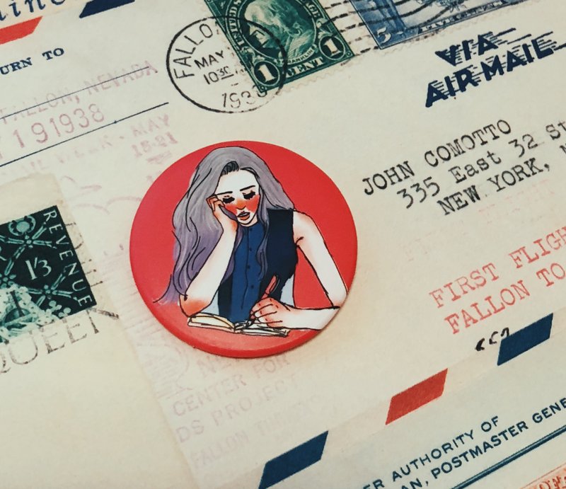 写作室女孩徽章 - 胸针 - 塑料 红色