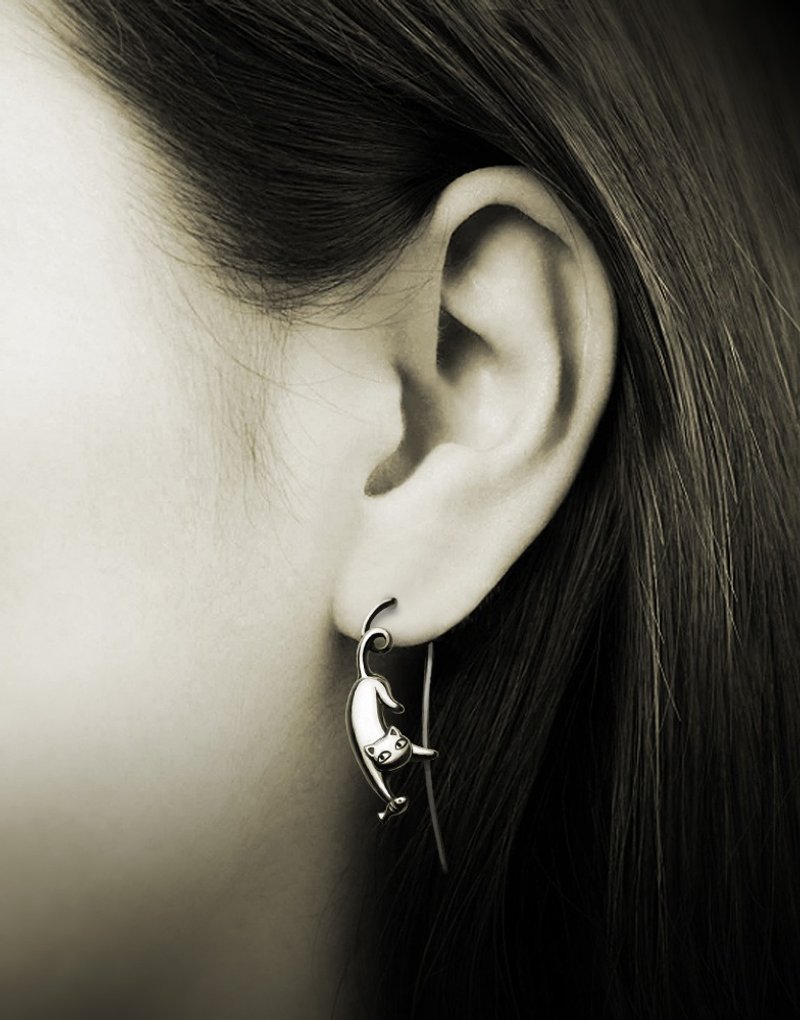 猫咪偷鱼吃耳挂式耳环 - 耳环/耳夹 - 其他金属 银色