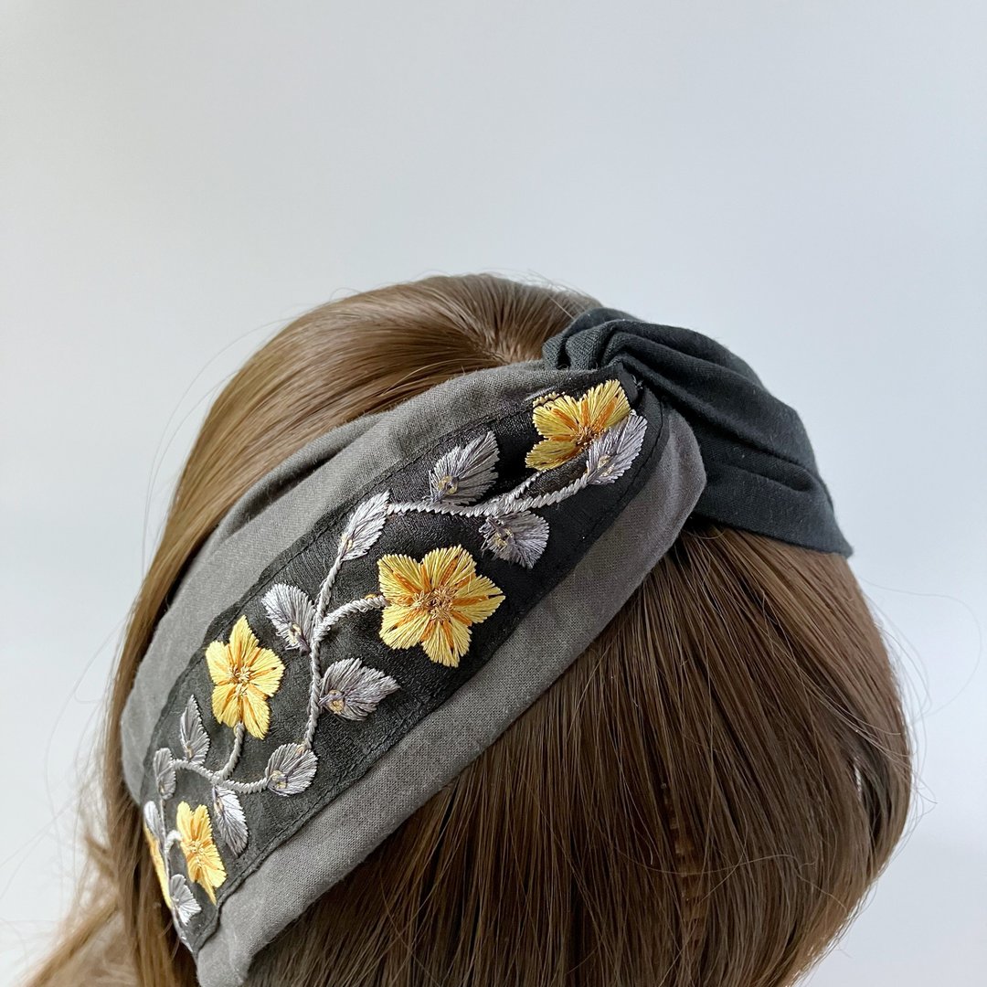 日本刺绣缎带 黑底黄色五瓣花蓝叶子 日本布 交叉发带 撞色 - 发饰 - 棉 黑色