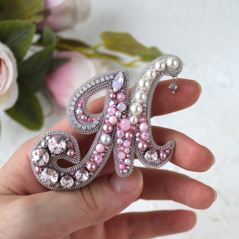 Beaded Brooch Letter/Embroidered Brooch/Personalized Name pin/Customized Gift - 胸针 - 珍珠 粉红色
