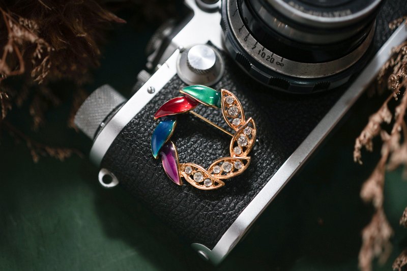 【老饰品/西洋老件】VINTAGE彩色叶片圈型莱茵石古着胸针 - 胸针 - 其他金属 多色