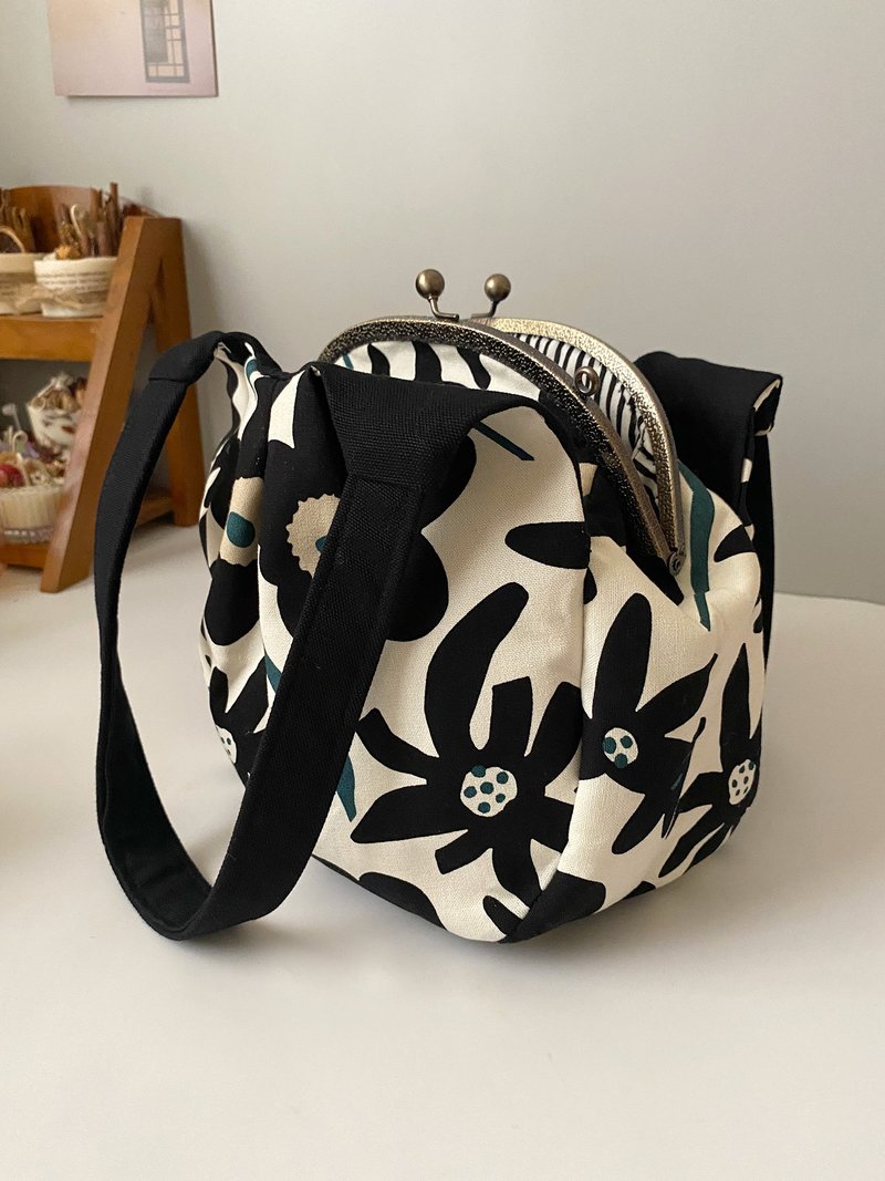 北欧芬兰 简约风格黑白花朵三层口金包 - 侧背包/斜挎包 - 棉．麻 黑色