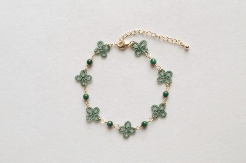 Tatting lace florets and malachite bracelet - 手链/手环 - 棉．麻 绿色