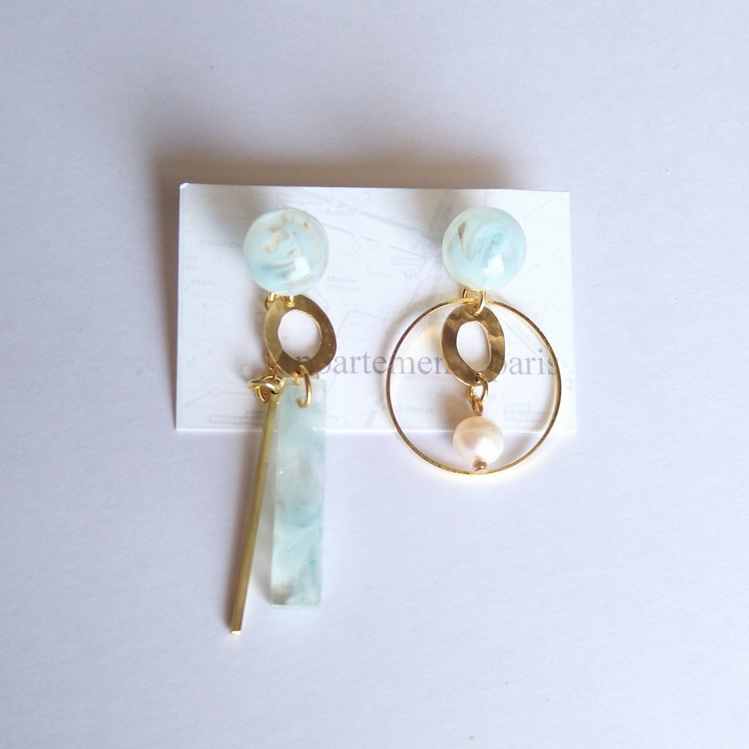 Healing Aqua Marble Asymmetric Hoop Earrings Clip-On - 耳环/耳夹 - 压克力 