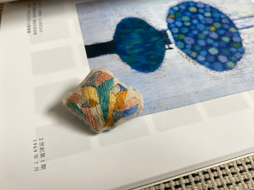 桌上的小水晶 刺绣布胸针 - 胸针 - 棉 多色