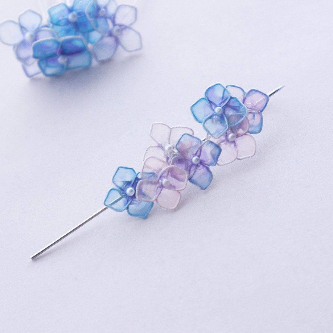 Hydrangea design hook blue - 耳环/耳夹 - 其他材质 蓝色