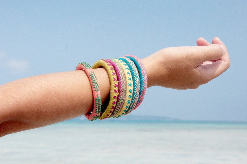 情人节花朵刺绣手镯 花朵手环 回收纱丽布手环 刺绣手绳-花朵刺绣 - 手链/手环 - 棉．麻 多色