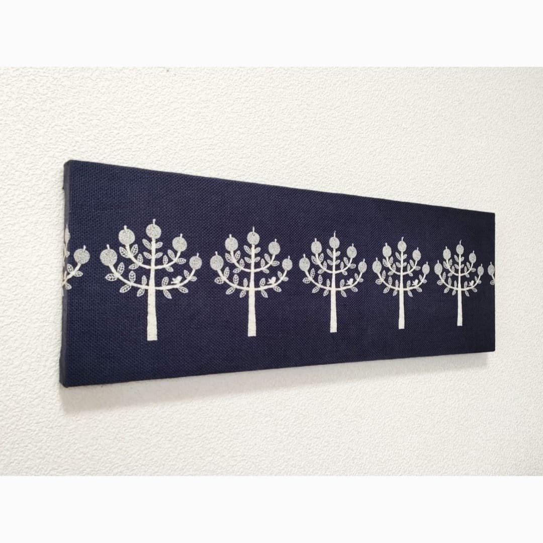 苹果树 幸福满溢 深蓝底色 苹果点缀 画板 minä perhonen 风格织品画板 挂画 壁饰 墙面装饰 玄关摆饰 北欧风格 新婚贺礼 - 墙贴/壁贴 - 亚麻 蓝色